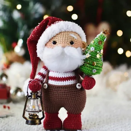 Santa Claus con farol y arbolito