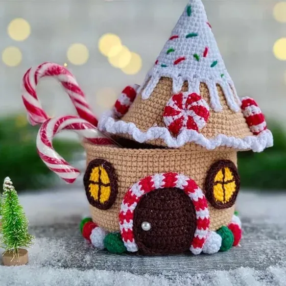Casita de jengibre con bastones de caramelo